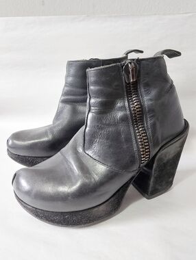 John Fluevog Tinder Chunky Heel Black Waxed Leather Platform Ankle Boots Size 7